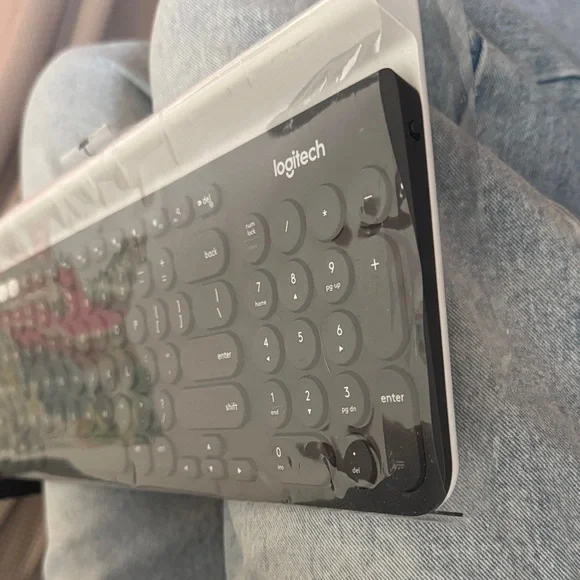 Logitech Wireless Keyboard in Black - Picture 3 of 11